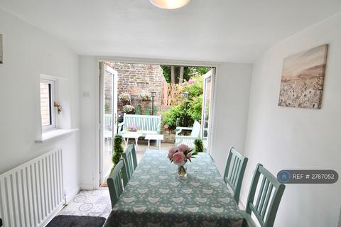 1 bedroom in a house share to rent, Graveney Road, London, SW17