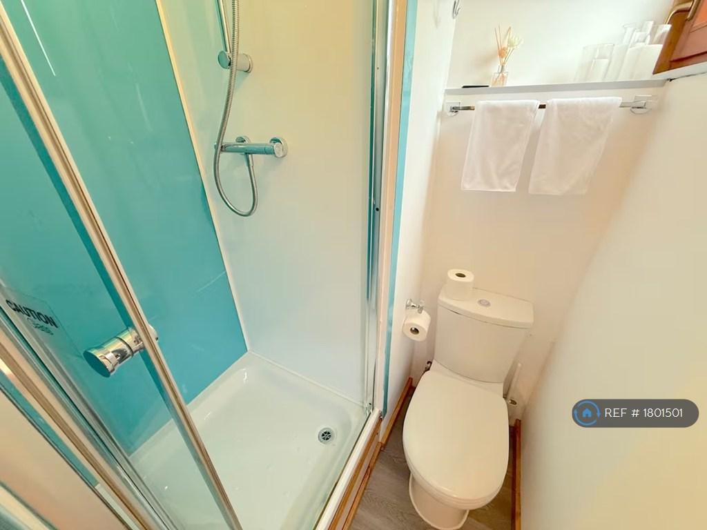 Toilet &amp; Sink
