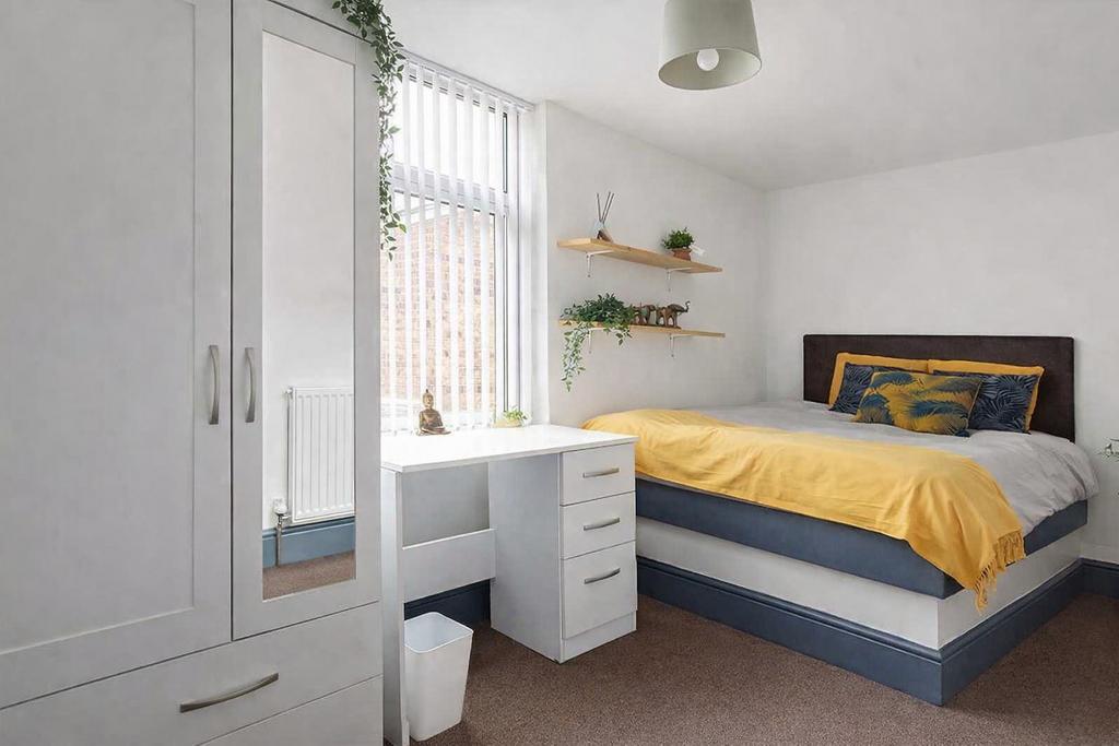 Bright, neatly styled double bedroom with a com...