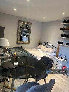Studio to rent, Vardon Drive, Leigh-On-Sea, SS9