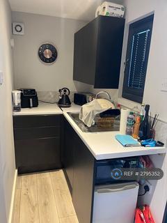 Studio to rent, Vardon Drive, Leigh-On-Sea, SS9