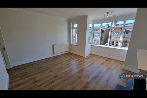 2 bedroom maisonette to rent, Alton Court, Slough, SL3
