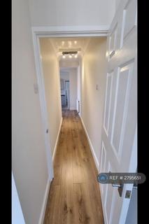 2 bedroom maisonette to rent, Alton Court, Slough, SL3