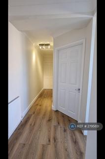 2 bedroom maisonette to rent, Alton Court, Slough, SL3