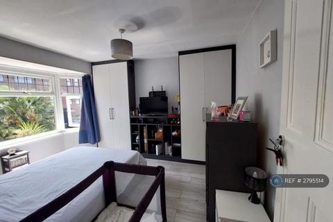 3 bedroom terraced house to rent, Braemar Avenue, South Croydon, CR2