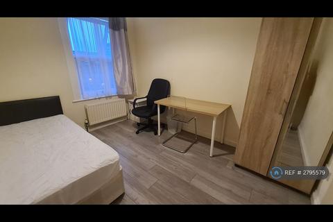 1 bedroom in a house share to rent, London, London, N18
