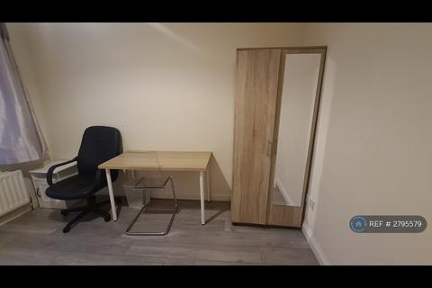 1 bedroom in a house share to rent, London, London, N18