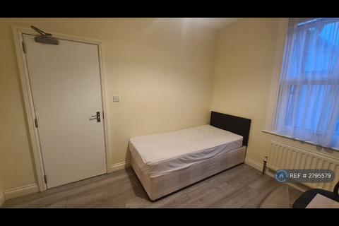 1 bedroom in a house share to rent, London, London, N18