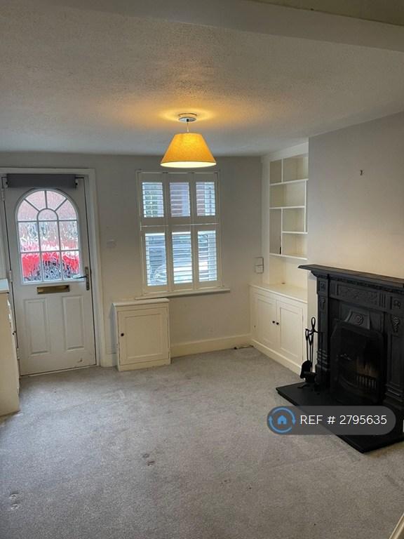 Living Room / Entry
