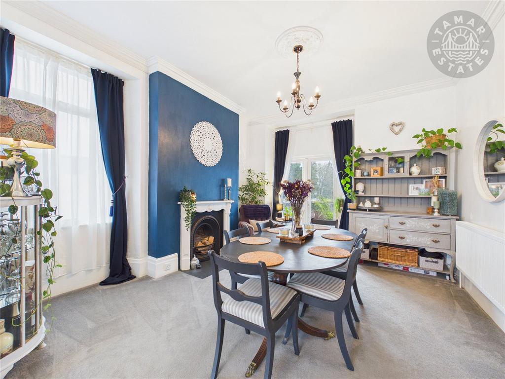 Lounge/Dining Room