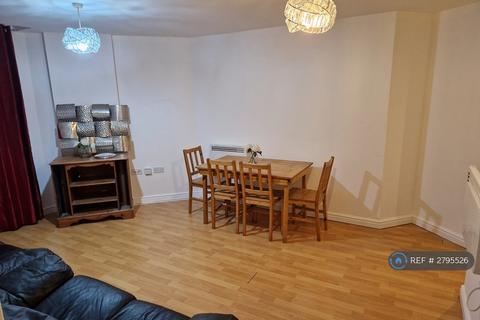 2 bedroom flat to rent, High Street, Feltham, TW13