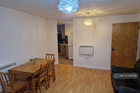 2 bedroom flat to rent, High Street, Feltham, TW13