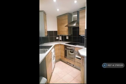 2 bedroom flat to rent, High Street, Feltham, TW13