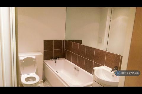 2 bedroom flat to rent, High Street, Feltham, TW13
