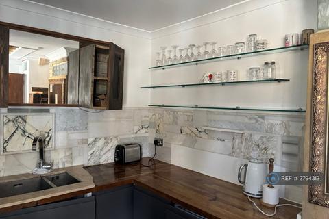 2 bedroom flat to rent, Alexander Mews, London, W2