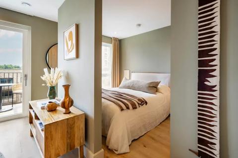 Studio to rent, Caversham Road