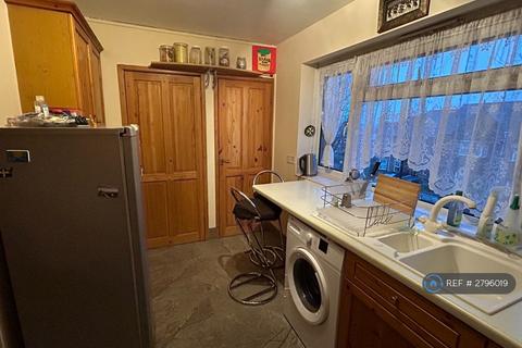 1 bedroom in a flat share to rent, Curzon House, London, W5