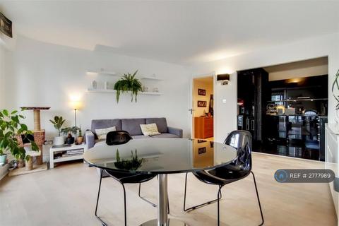 2 bedroom flat to rent, Cascades Tower, London, E14