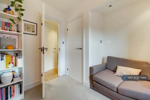 2 bedroom flat to rent, Cascades Tower, London, E14