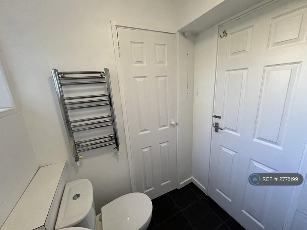 Bathroom (Inside View 2)