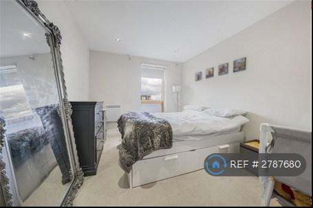 Bedroom With Built In Wardrobe
