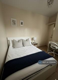 3 bedroom flat to rent, Sherborne House, London, SW8