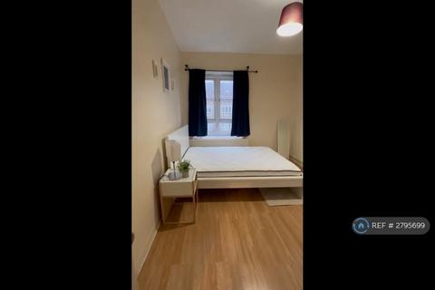 3 bedroom flat to rent, Sherborne House, London, SW8