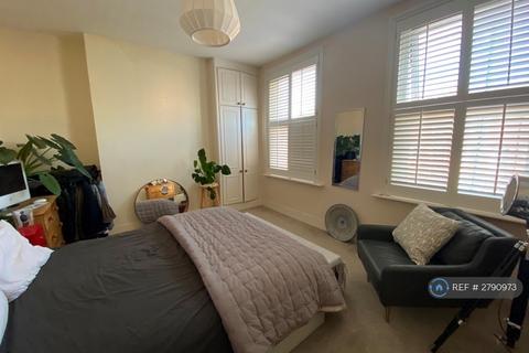 2 bedroom maisonette to rent, Wandsworth Road, London, SW8