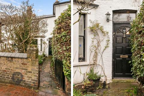2 bedroom house for sale, Medfield Street, London