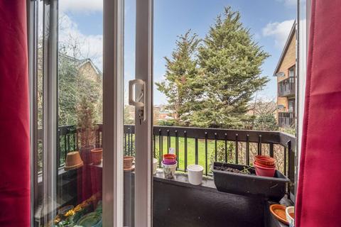 2 bedroom flat to rent, Queens Road, Merton, London, SW19