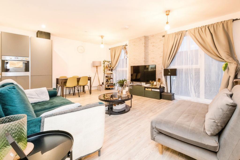 3 bedroom flat for sale