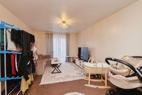 2 bedroom flat for sale, Draper Close, Grays, Essex, RM20