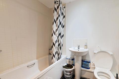 2 bedroom flat for sale, Draper Close, Grays, Essex, RM20
