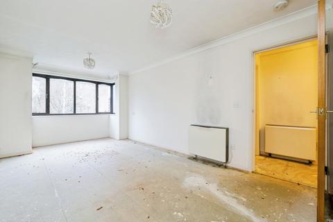 1 bedroom flat for sale, High Road, LONDON, London, E18