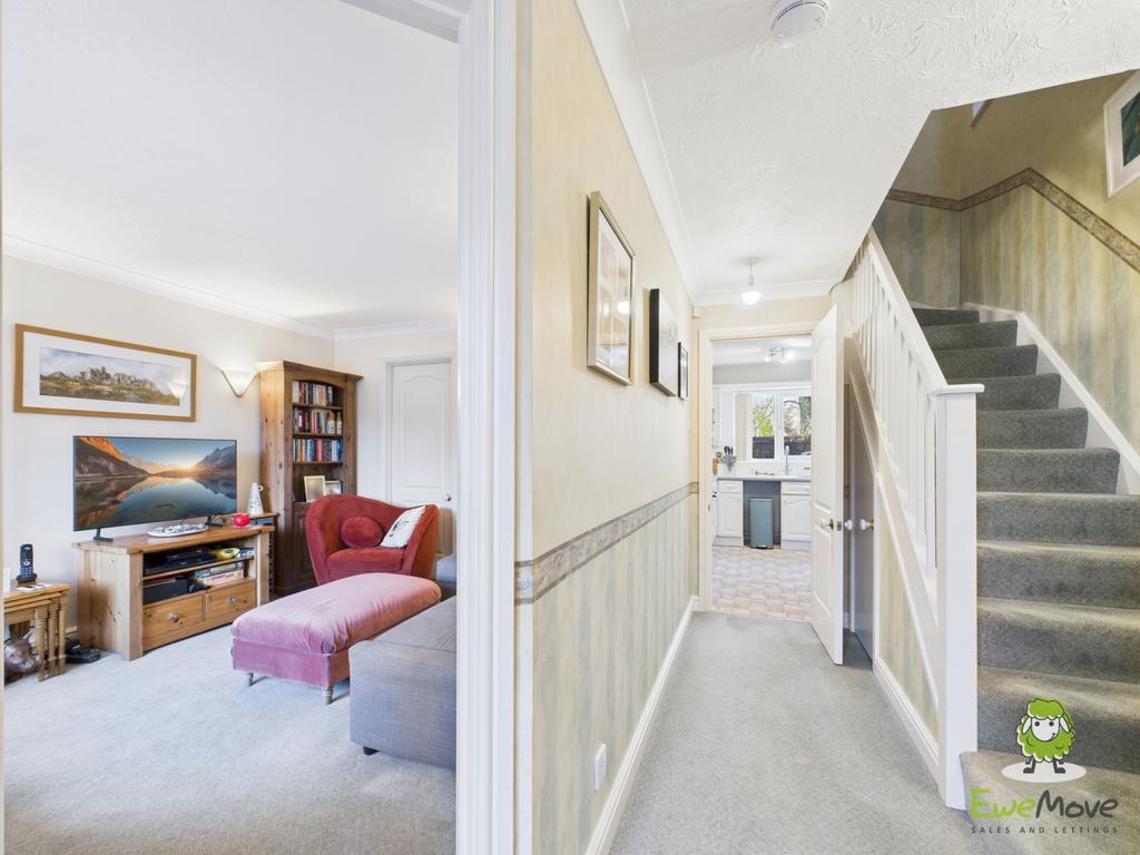Ewe Move Estate Agents Basingstoke - St Thomas Clos