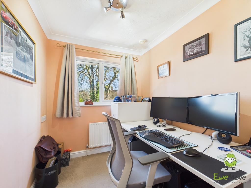 Ewe Move Estate Agents Basingstoke - St Thomas Clos
