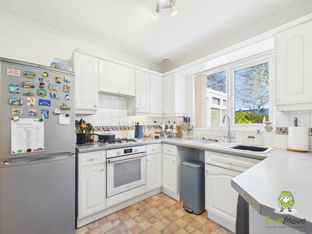 Ewe Move Estate Agents Basingstoke - St Thomas Clos