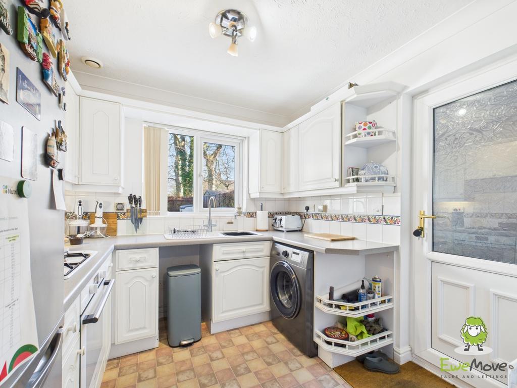 Ewe Move Estate Agents Basingstoke - St Thomas Clos