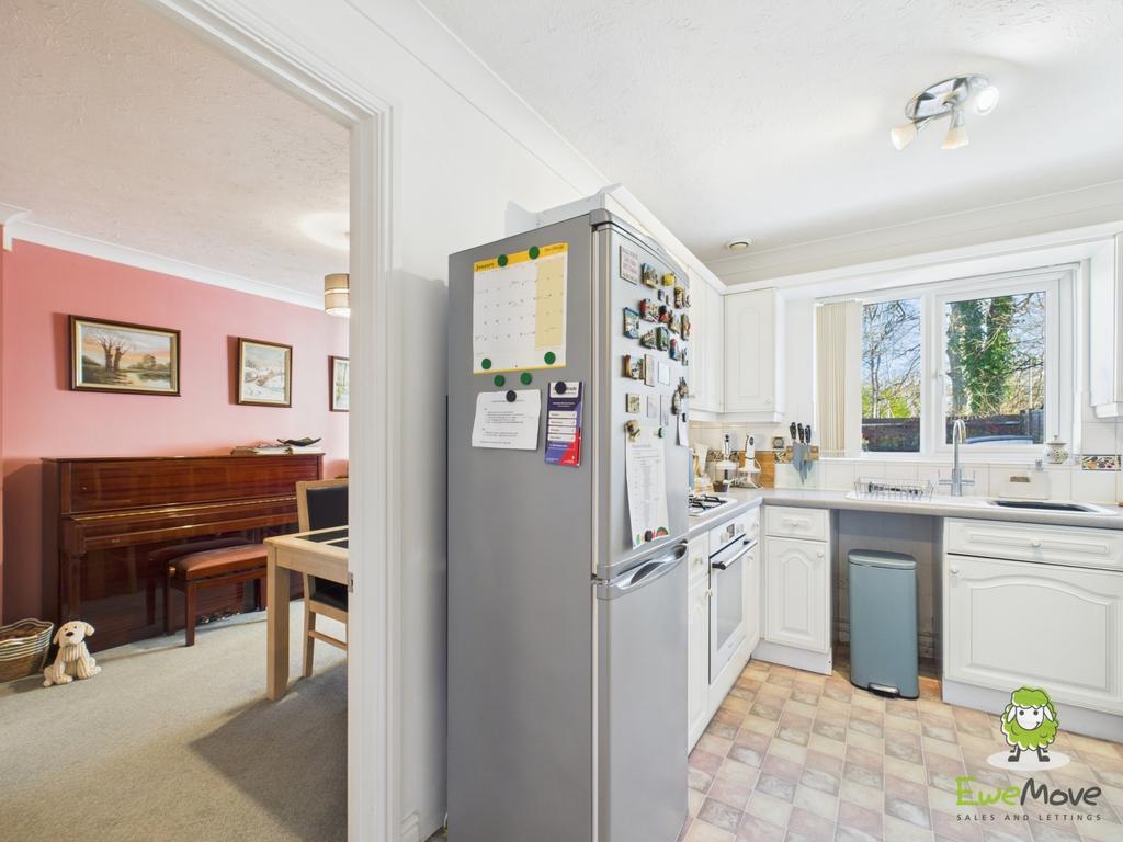 Ewe Move Estate Agents Basingstoke - St Thomas Clos