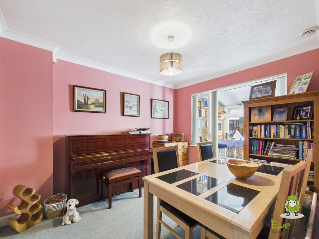 Ewe Move Estate Agents Basingstoke - St Thomas Clos