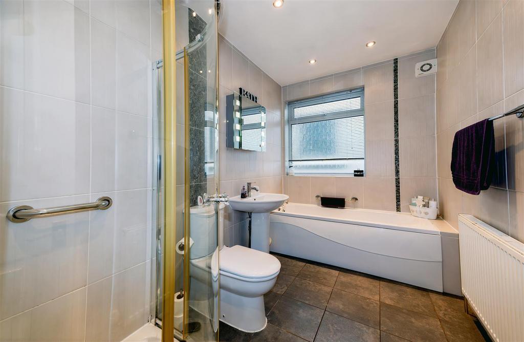 Family bathroom 1 STPP3852-20260210-Dx O Deep PRIME