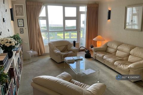 2 bedroom flat to rent, Marine Drive, Brighton, BN2