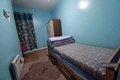 2 bedroom flat to rent, Madison Heights, Hounslow, TW3