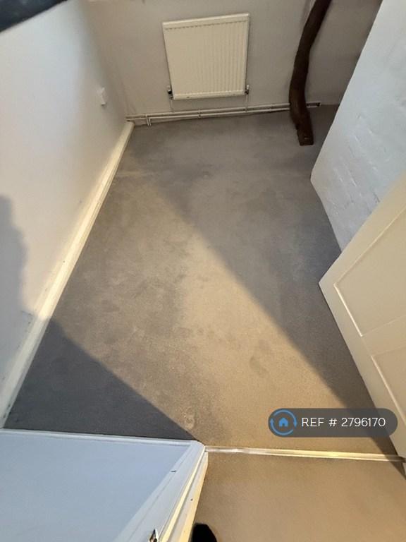 Small Bedroom ( Single Bed)