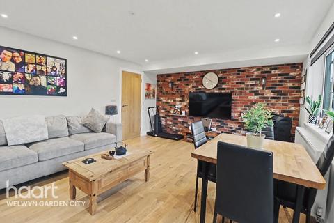 3 bedroom terraced house for sale, Deerswood Avenue, Hatfield