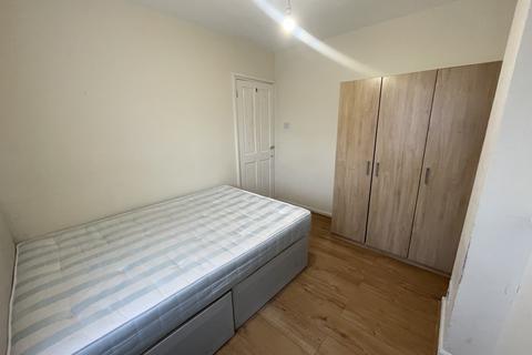3 bedroom terraced house to rent, Homefield Road, HA8