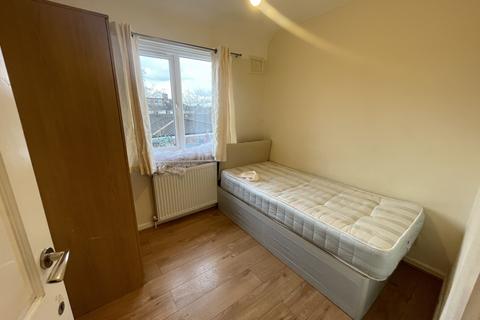3 bedroom terraced house to rent, Homefield Road, HA8