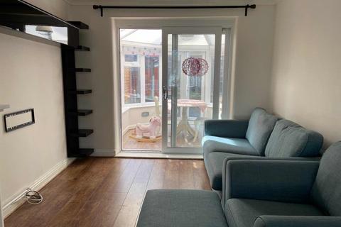 3 bedroom semi-detached house to rent, Broomhall Road, Swinton M27