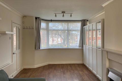 3 bedroom semi-detached house to rent, Broomhall Road, Swinton M27