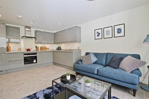 1 bedroom flat to rent, St Clements Gate, Broadway, Leigh-On-Sea